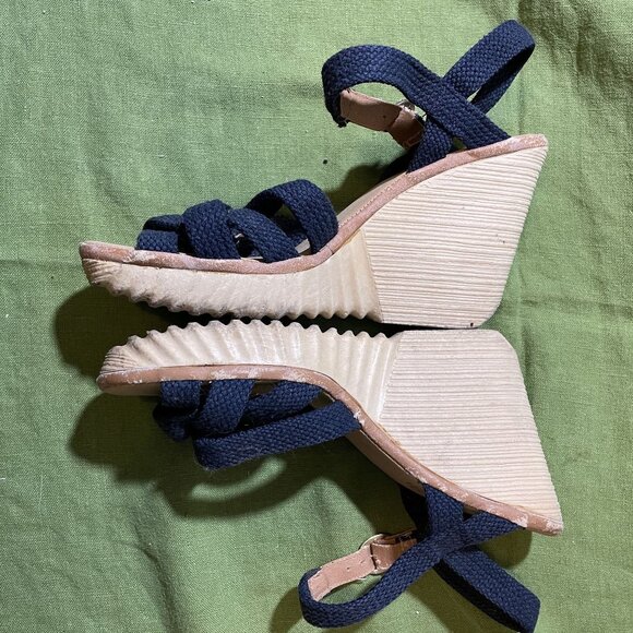 80s Vintage HighLights Blue Strappy Wedge Sandals with Rubber Sole Size 8 - Picture 4 of 10